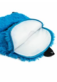 Borsa di stoccaggio blu pelosa con chiusura a zip; esterno morbido e testurizzato e interno bianco liscio. Presenta una strap nera per facilitarne il trasporto.
