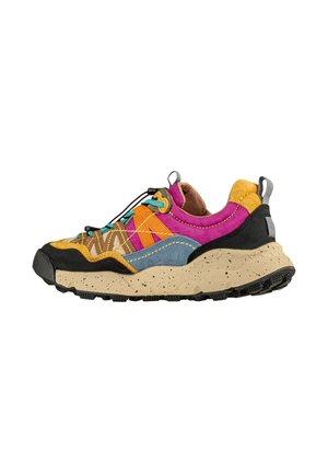 Sneaker multicolore realizzato in materiali scamosciati e mesh. Presenta una suola maculata, punta in gomma e un sistema di lacci elasticizzati. Il design include accenti audaci.