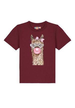 Bordeaux t-shirt met een lama afbeelding, met hartvormige brillen, een roze strik en kauwgom, gemaakt van zacht katoen.