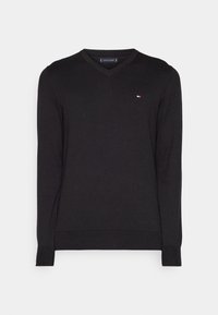 Maglione nero a maniche lunghe con scollatura a V e piccolo logo rosso, bianco e blu sul lato sinistro del petto, con polsini e orlo a coste.