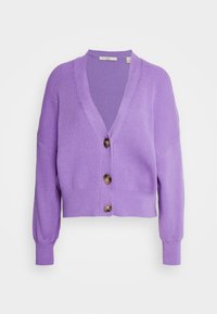 Paarse geribbelde cardigan met een v-hals, korte lengte en drie grote bruine knopen. Zachte textuur en losse mouwen.
