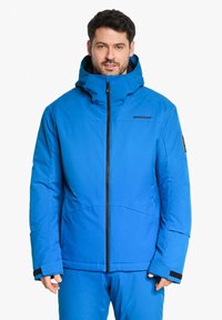 Giacca isolante blu con cappuccio, dotata di una cerniera frontale, polsini regolabili e un logo sul petto. Texture liscia, vestibilità su misura.