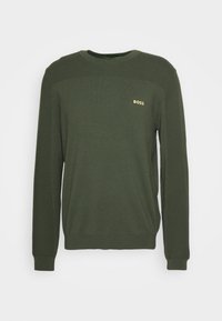 Olivgrüner Pullover mit geripptem Muster an Schultern und Ärmeln. Verfügt über einen Rundhalsausschnitt und ein goldenes "BOSS"-Logo auf der Brust.
