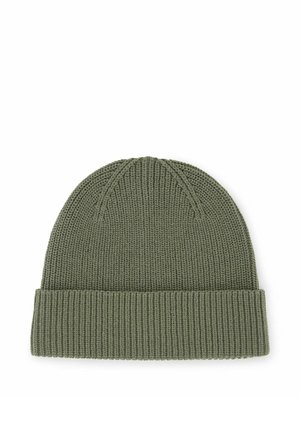 Grüne gestrickte Beanie mit umgeschlagenem Bündchen, die eine gerippte Struktur zeigt, auf weißem Hintergrund dargestellt.