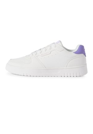 Zapatilla blanca de caña baja con cordones y detalle morado en el talón, con suela gruesa y detalles de costura sutiles.