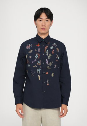 Camicia blu navy con bottoni, caratterizzata da un ricco ricamo di vari animali e piante sulla parte anteriore, con colletto classico e maniche lunghe.