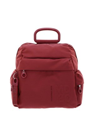 Sac à dos compact rouge texturé avec une poignée supérieure, une poche avant zippée, des poches latérales et des languettes de tirage sur fond blanc.