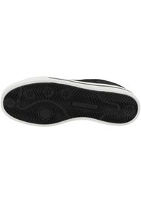 Suola di scarpa con un fondo in gomma nera testurizzata, caratterizzato da un particolare motivo a zigzag e un accento bianco sulla parte centrale.