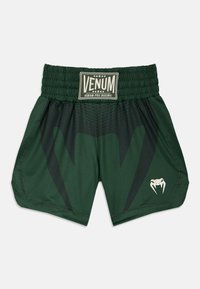 Πράσινα σορτς πυγμαχίας με μαύρο σχήμα V και λευκό λογότυπο φιδιού. Διαθέτουν ελαστική μέση και λεία, ελαφριά υφάσματα.