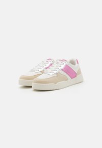 Adidași cu un superior din plasă albă, accente de catifea bej, panou lateral din material sintetic roz și elemente din metal argintiu. Design clasic cu șireturi.