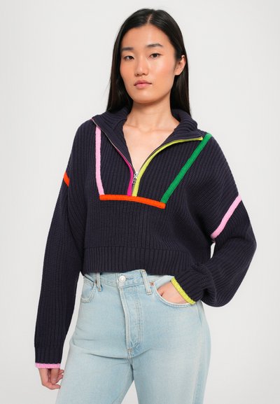 Navy cropped trui met hoge kraag, met kleurrijke accentstrepen in roze, groen, oranje en geel op de borst en mouwen.