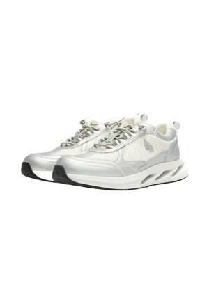 Weiße und silberne Sportschuhe mit Mesh-Einsätzen, Schnürung und dicken gepolsterten Sohlen, seitlich auf weißem Hintergrund gezeigt.