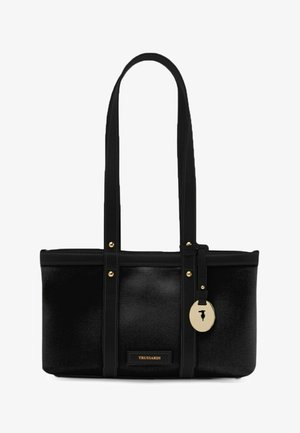 Borsa tote rettangolare in pelle nera con manici lunghi, ferrature dorate e una targhetta rotonda dorata con il nome del marchio "Trussardi" sul davanti.