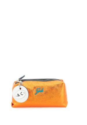 Piccola pochette metallica arancione con cerniera, con portachiavi rotondo bianco marcato "A C" e logo blu "Gabs" sul davanti.