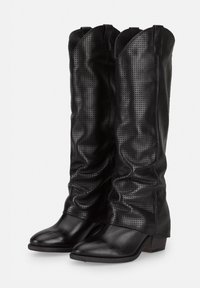 Botas de piel de cuero negra hasta la rodilla con un diseño perforado, puntera afilada y tacón bajo de madera, con un tubo flexible.