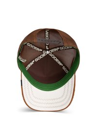 Casquette marron avec un dos en mesh et un panneau avant blanc. La visière intérieure est verte avec un point de couture en zigzag contrasté. Bandeau ajustable à l'arrière.