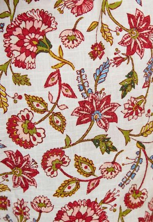 Tessuto stampato con fiori rossi e rosa e foglie verdi su sfondo bianco, caratterizzato da dettagli accurati e un aspetto testurizzato.