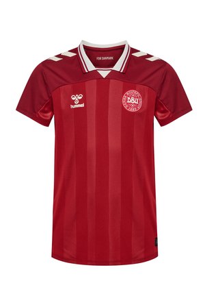 Rød fodboldtrøje med lodrette striber, hvid krave og detaljer. Har Hummel-logoet og Danmarks fodboldforenings emblem.