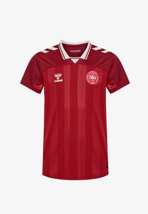 Rød fodboldtrøje med lodrette striber, hvid krave og detaljer. Har Hummel-logoet og Danmarks fodboldforenings emblem.