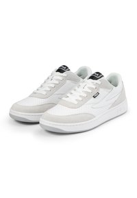 Sneaker bianche e grigie con un design perforato, in pelle liscia e con dettagli in morbida suede. Caratterizzate da lacci bianchi, colletto imbottito e patch con logo.