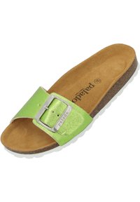 Grön halksandal med en glänsande yta, justerbar spänne och en korkfotbädd. Gummisula med vit kant och klädd innersula i beige mocka.