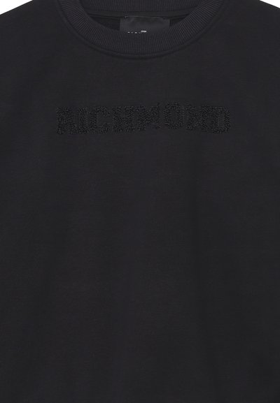 Felpa nera con logo testurizzato "RICHMOND" sul petto. Presenta un colletto a coste e una texture di tessuto morbido.