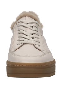 Weiße Ledersneaker mit strukturiertem Obermaterial, runder Zehenpartie, Schnürung vorne und einer biskhfarbigen Gummisohle. Mit einem weichen Fellbesatz am Einstieg.