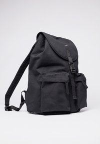 Zaino nero realizzato in tessuto resistente. Caratterizzato da una chiusura con pattina, due tasche frontali e spallacci regolabili. Design semplice e funzionale.