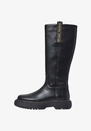 Bottes noires montant jusqu'au genou en cuir lisse. Semelle épaisse à crampons avec des coutures blanches contrastantes et une anse de marque en haut.