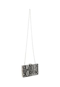 Fekete-fehér kígyóbőr mintás clutch, fényes ezüst lánccal, téglalap alakú, fém zárószerkezettel a tetején. Érdesség a felületen.
