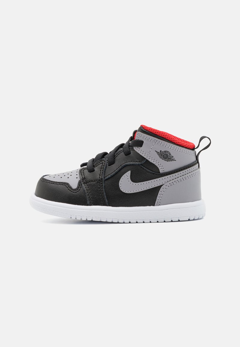 Sneaker alta nera e grigia con accenti rossi, dettagli in pelle testurizzata e mesh, punta tonda e suola in gomma bianca. Presenta una chiusura con lacci.