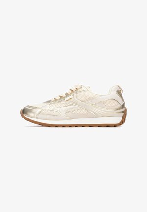 Zapatilla deportiva de mujer, beige claro con acentos metálicos dorados, parte superior de malla y sintética, lengüeta acolchada, con cordones, suela de goma, detalles texturizados.