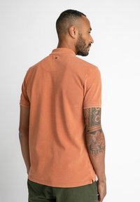 Petrol Industries SPORTY ARTWORK - Polo shirt - desert orange