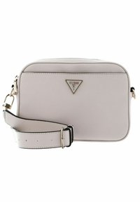 Borsa a tracolla in pelle grigio chiaro con superficie texturizzata, hardware dorato, tracolla regolabile e logo triangolare sul fronte.