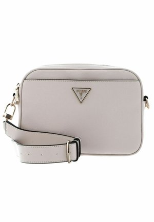 Borsa a tracolla in pelle grigio chiaro con superficie texturizzata, hardware dorato, tracolla regolabile e logo triangolare sul fronte.