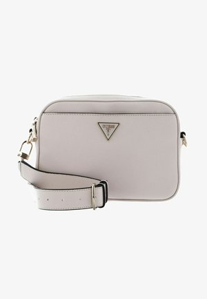 Borsa a tracolla in pelle grigio chiaro con superficie texturizzata, hardware dorato, tracolla regolabile e logo triangolare sul fronte.