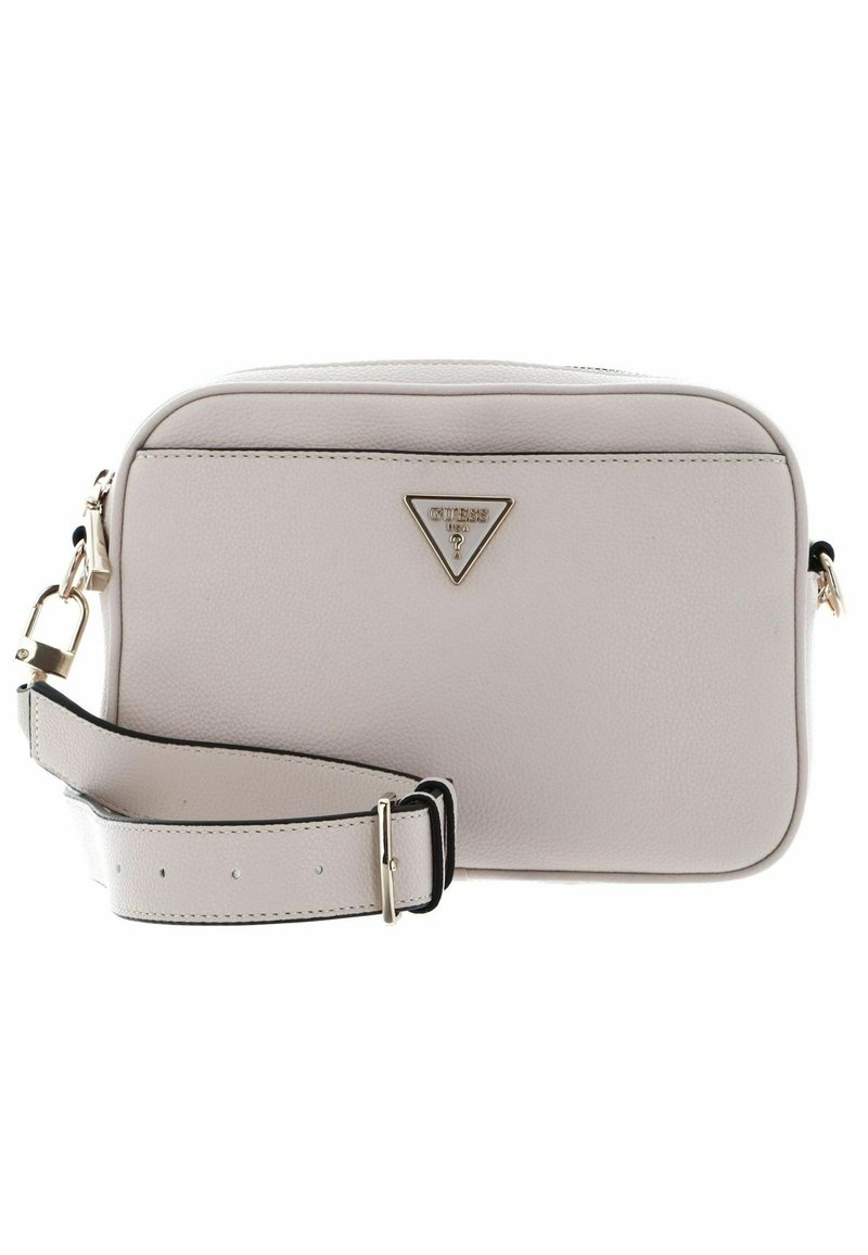 Borsa a tracolla in pelle grigio chiaro con superficie texturizzata, hardware dorato, tracolla regolabile e logo triangolare sul fronte.