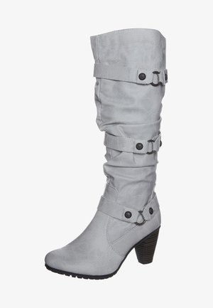 Bottes hautes en simili cuir gris avec un design décontracté, ornées de trois sangles à boucle et d'une surface texturée. Talon carré et bout rond.