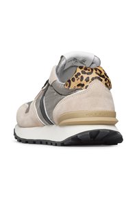 Sneaker con tomaia in suede beige, dettagli in tessuto argentato, stampa leopardata sul tallone e suola in gomma nera a contrasto.