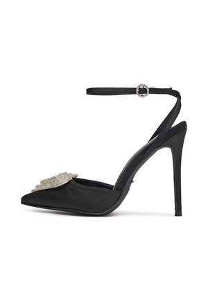 Czarny satynowy szpilka z zaostrzonym noskiem, paskiem wokół kostki i ozdobą z biżuterią na przedniej części buta. Gładka tekstura, elegancki design.