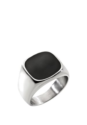 Silberner Siegelring mit einer glatten, polierten schwarzen quadratischen Oberseite und einem breiten Band, dargestellt auf weißem Hintergrund.