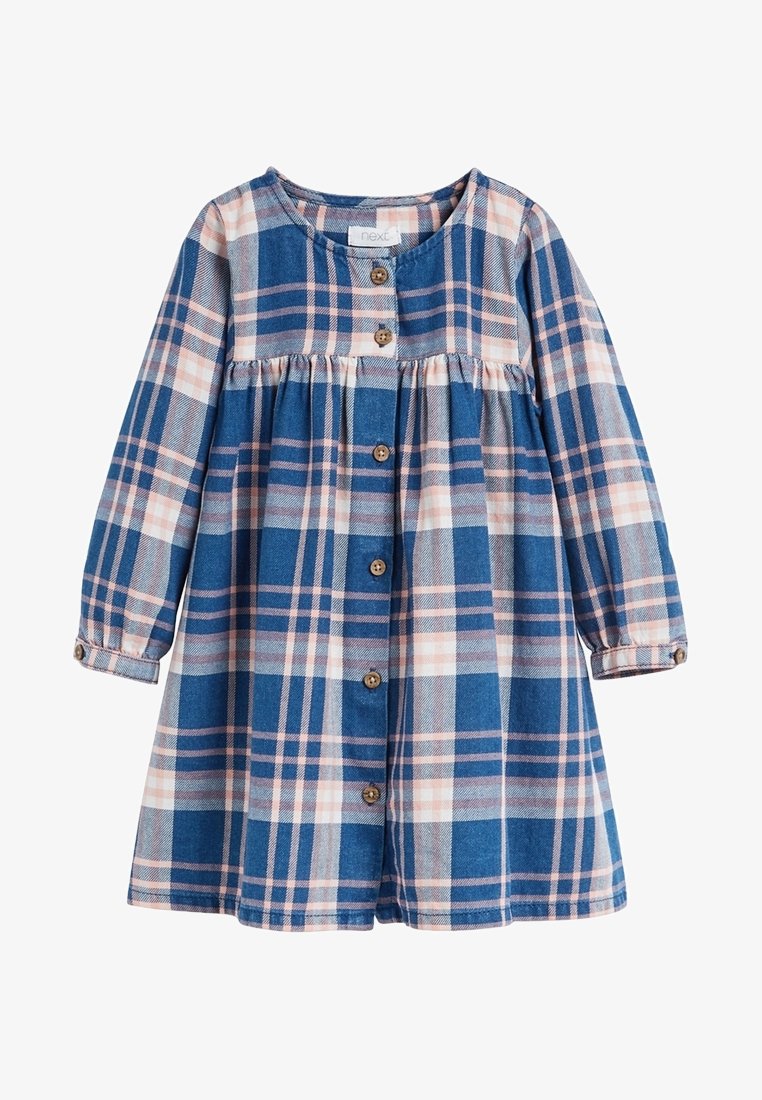 Robe à manches longues en tartan bleu et rose avec un col rond et des boutons bruns à l'avant, taille froncée et poignets boutonnés.