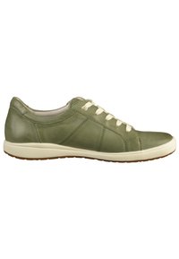 Sneakers in pelle verde con profilo basso, punta rotonda, lacci bianchi e suola in gomma crema a contrasto. Presentano dettagli cuciti sulla parte superiore.