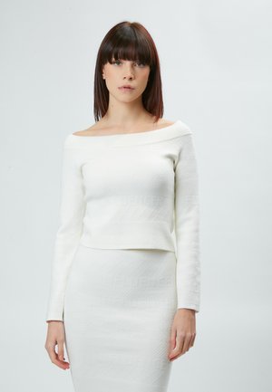Witte off-the-shoulder lange mouw trui met een textuurpatroon, met een cropped ontwerp en een bijpassende aansluitende rok.