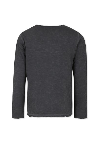 T-shirt gris à manches longues avec un col rond et un tissu texturé. Présente un ourlet brut et des coutures légèrement déformées pour un look décontracté.
