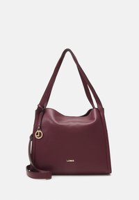 Sac à main en cuir bordeaux avec un design décontracté, doté de deux poignées, d'une bandoulière amovible et d'un détail en logo doré.