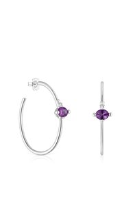 Aros de plata con un acabado suave y acentos de piedras preciosas moradas posicionados de manera asimétrica en un diseño curvado.