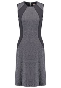 Robe sans manches à motif chevrons gris avec des panneaux latéraux foncés, dotée d'un col rond et d'une fermeture éclair au dos. Texture lisse.
