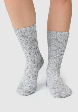 Graue, gerippte Socken aus strukturiertem Strick, mit einem hohen Bündchen und einer eng anliegenden Passform am Knöchel.