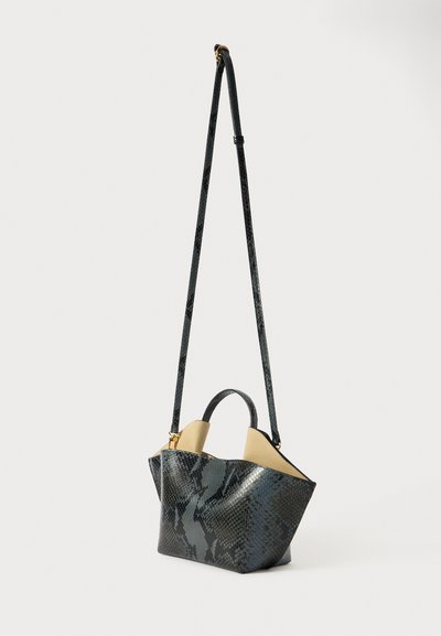 Borsa a tracolla in stampa serpente nera e teal con forma strutturata, doppi manici superiori e tracolla rimovibile. L'interno è foderato in beige.